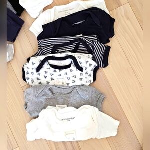 LIKE NEW Burt's Bees Baby Bodysuit Bundle 0-3M